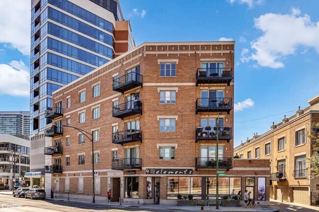 Primary Photo - 544 N Milwaukee Ave