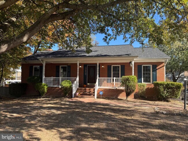 Building Photo - 8 English Oak Cir