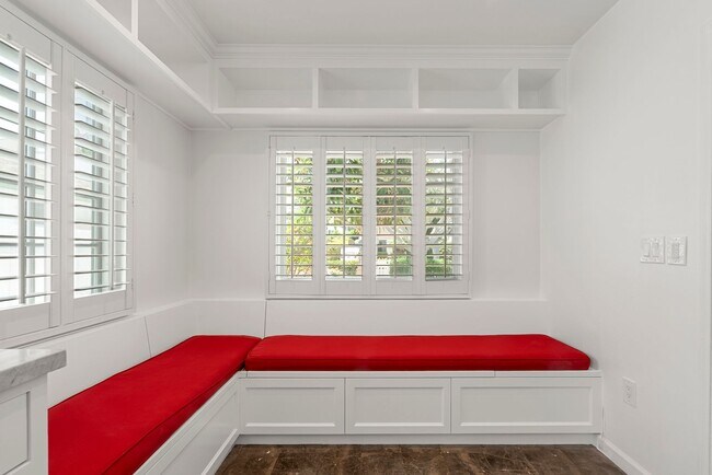 Building Photo - Designer-Done 3 Bed + 3 Bath in Prime Beve...