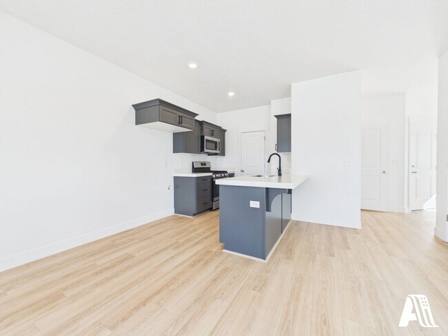 Building Photo - 437 E 650 N