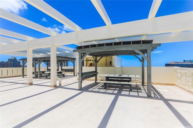 Building Photo - 1 Bedroom Kapiolani Manor by Ala Moana with Parking, Pool