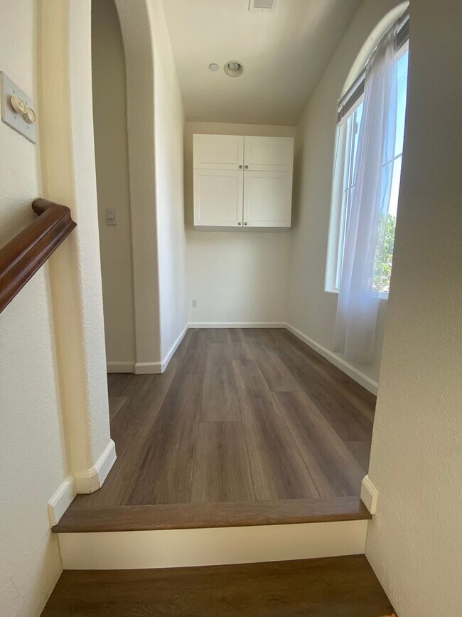 Building Photo - AVAILABLE NOW! Beautiful 3 bedroom 2 Bath ...