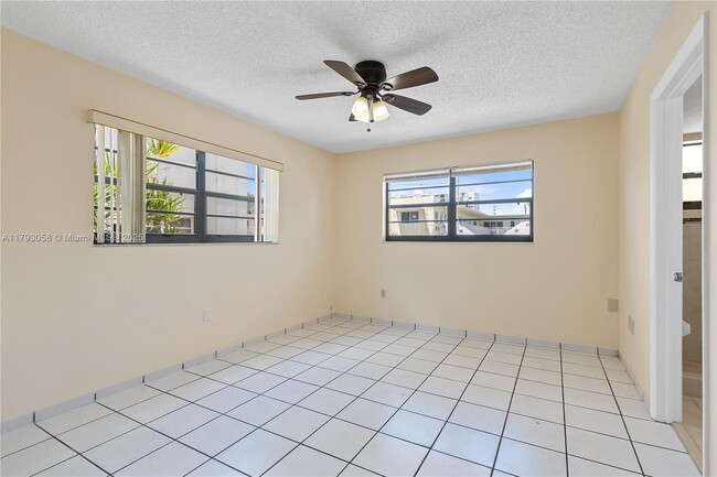 Building Photo - 7915 Harding Ave