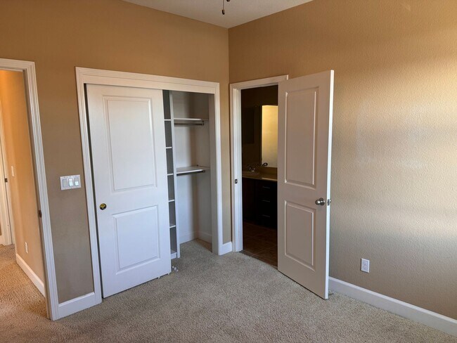 Building Photo - Lovely 3/2.5 in perfect location!