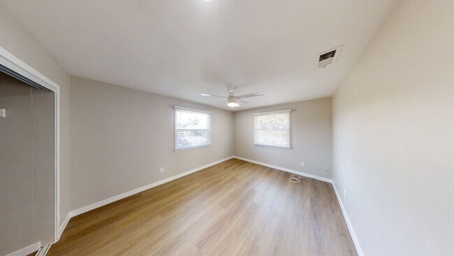 Building Photo - 4BD/2BA, Fully Renovated!!