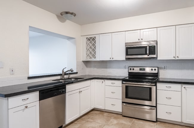 Building Photo - 2706 E Dahlia Dr