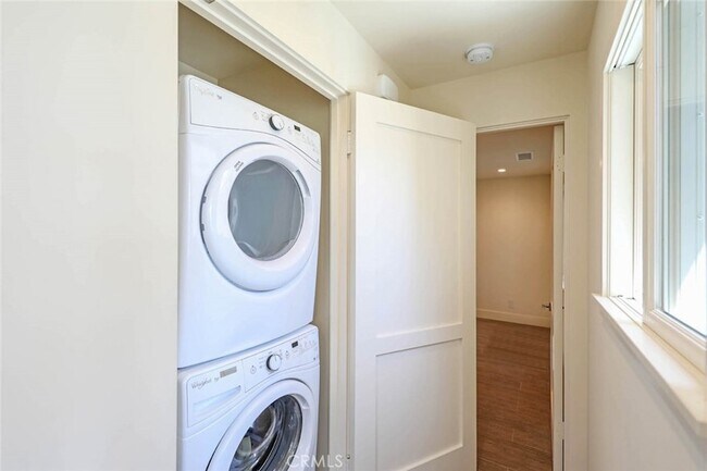 Building Photo - 376 Cliff Dr