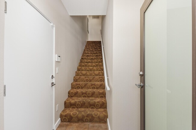 Building Photo - 780 E Palm Canyon Dr