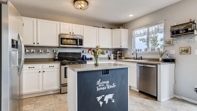 Building Photo - Spacious 4 Bedroom in 80923
