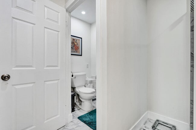 Building Photo - 1520 NE 53rd St