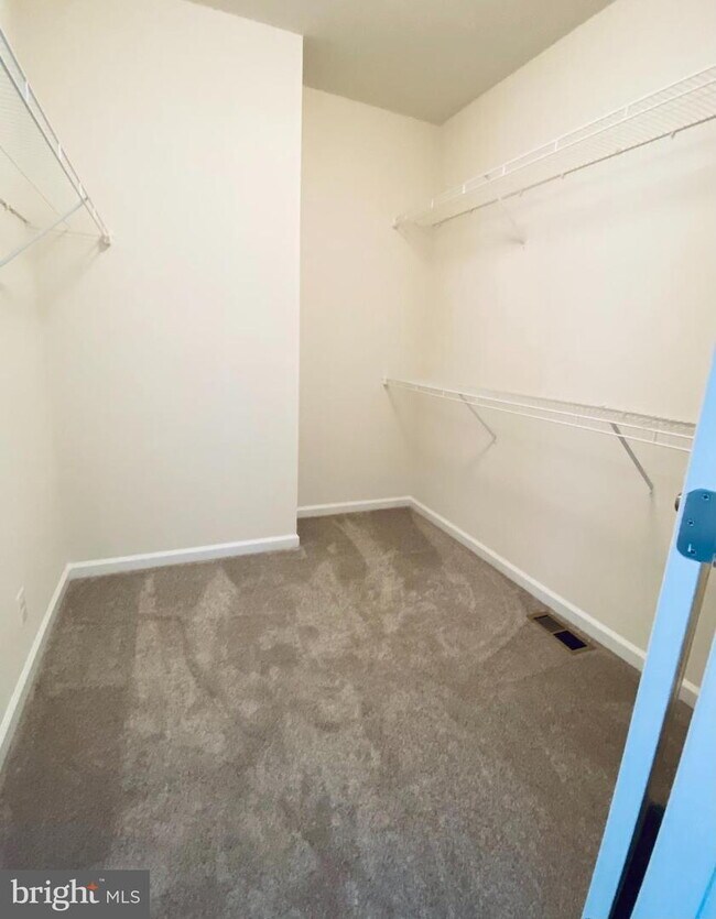 Building Photo - Stylish Townhome Living in Desirable Ashburn Community