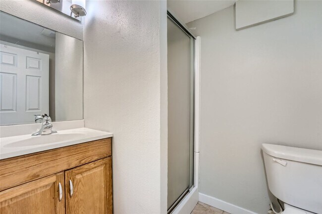 Building Photo - Charming and newly remodeled 4 bed x 2 bat...