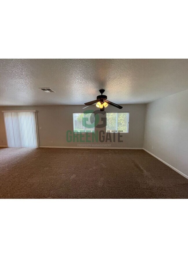 Building Photo - Two story 4 bedroom, 2.5 bath home in Stockton! AVAILABLE NOW!!