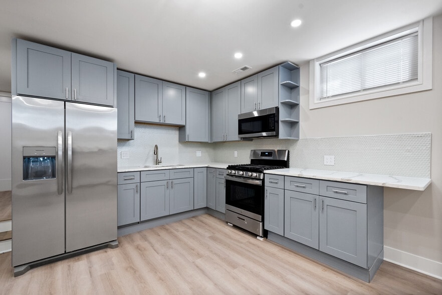 Building Photo - 2600 W Morse Ave