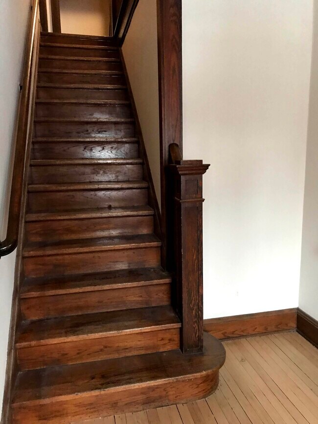 Front hall - 1237 E Vienna Ave