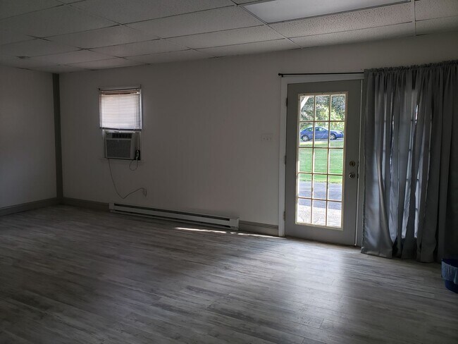 Building Photo - 15475 Oak Rd