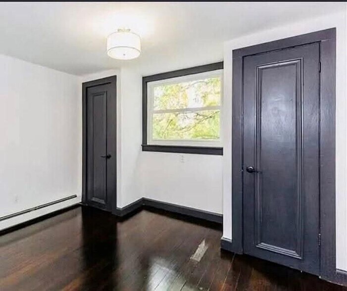 Building Photo - 902 Main Ave