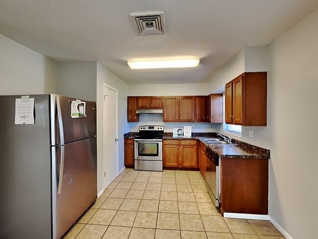 Building Photo - MOVE IN SPECIAL***3/1.5 Home With New Luxu...