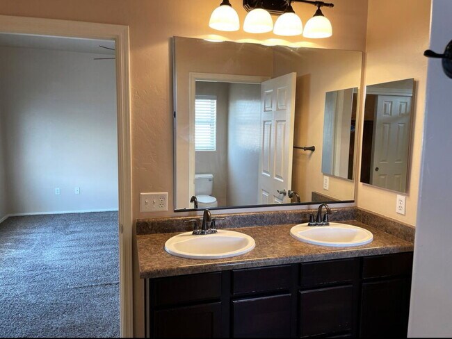 Building Photo - "Charming 4-Bed Home with 2.5 Baths in Tuc...