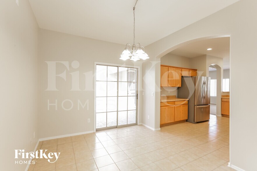 Building Photo - 7803 S 5th Dr