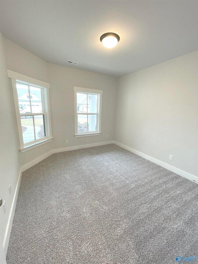 Building Photo - 142 Rugby Dr