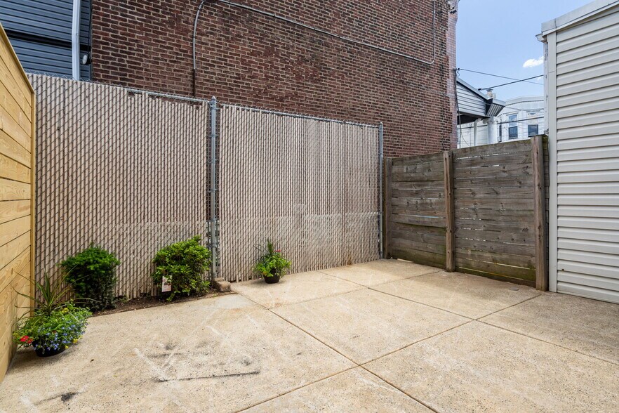Building Photo - 2613 E Tioga St
