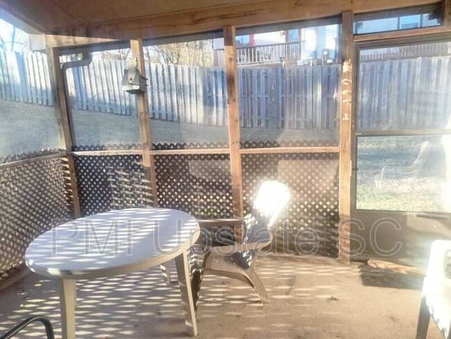 Building Photo - 100 Buttercup Way