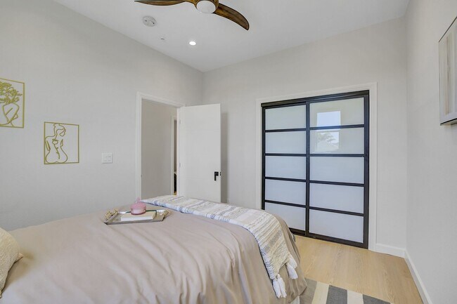 Building Photo - Stylish West Oakland 2/1 Flat - Completely Renovated.