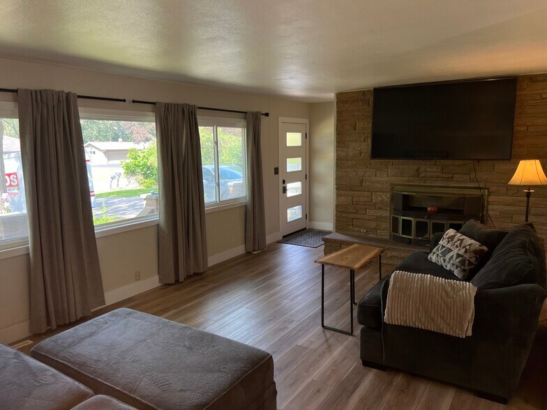 Building Photo - 3600 Goetz Dr