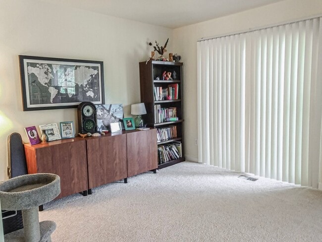 Building Photo - Spacious 4 Bedroom 3.5 Bathroom End Unit T...