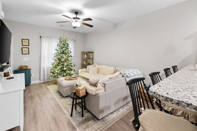 Building Photo - 2 Bed 2.5 Bath Townhome