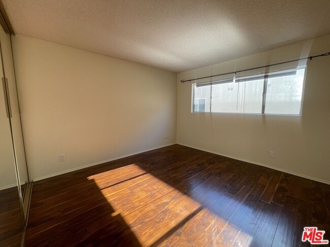 Building Photo - 5330 Zelzah Ave