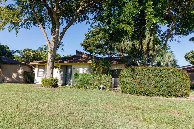 Building Photo - 8197 Royal Palm Ct