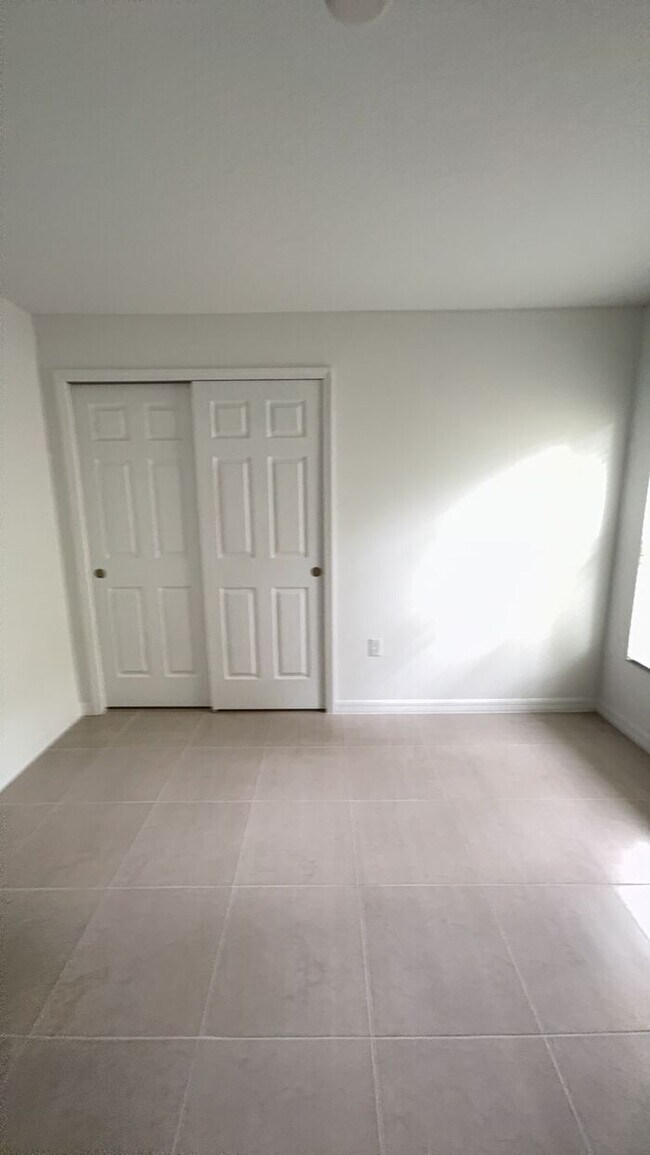 Building Photo - new 4BR duplex
