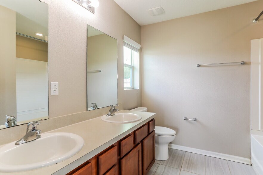 Building Photo - 3275 Canyon Falls Dr
