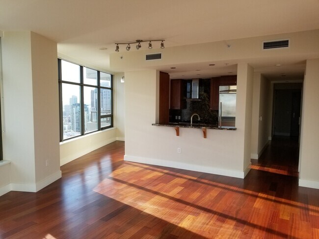 Building Photo - Electra! Spectacular Water and City views 28th floor 2bd 2ba NorthEast Corner