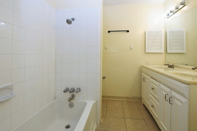 Building Photo - 2115 E Weldon Dr