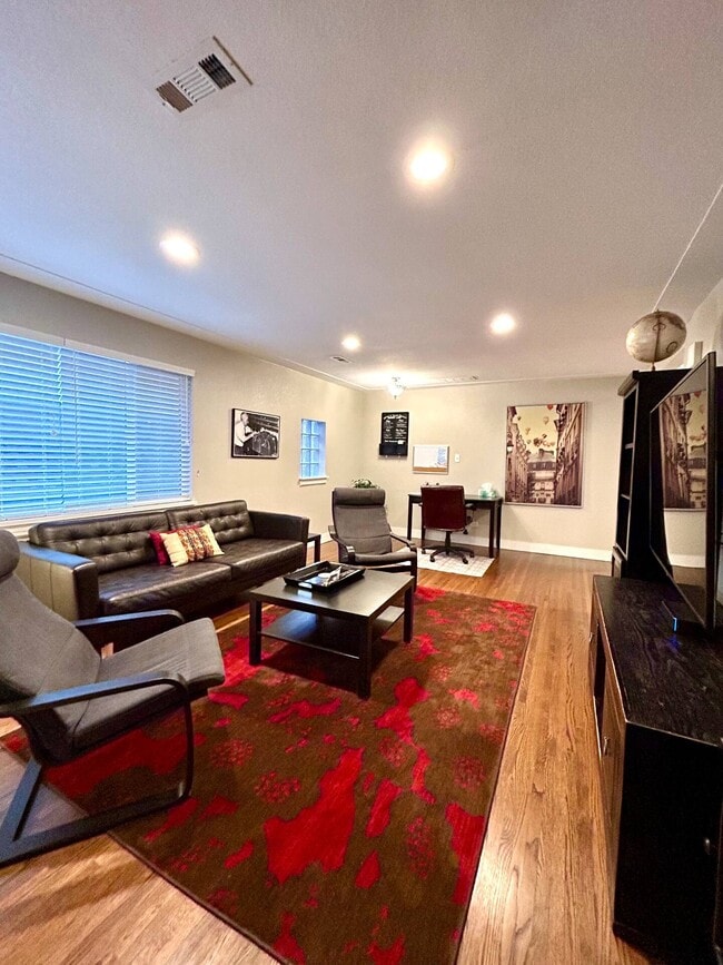 Building Photo - 2925 Newton St