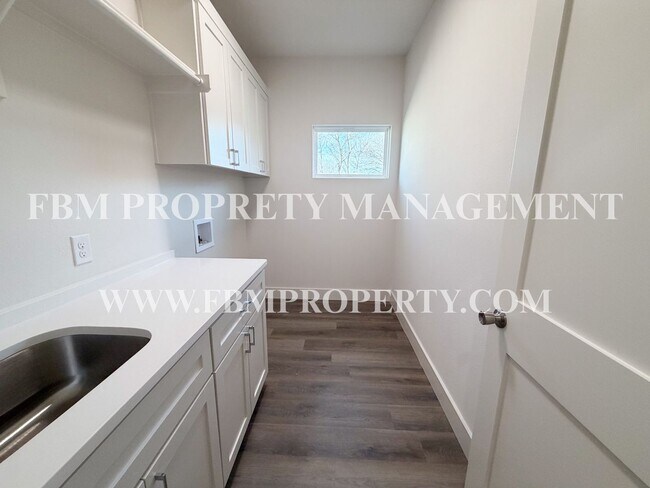 Building Photo - 903 Sunrise Ave