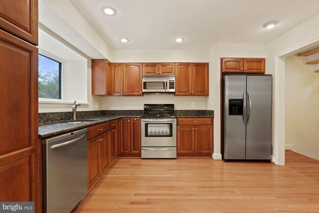 Building Photo - 2057 Golf Course Dr