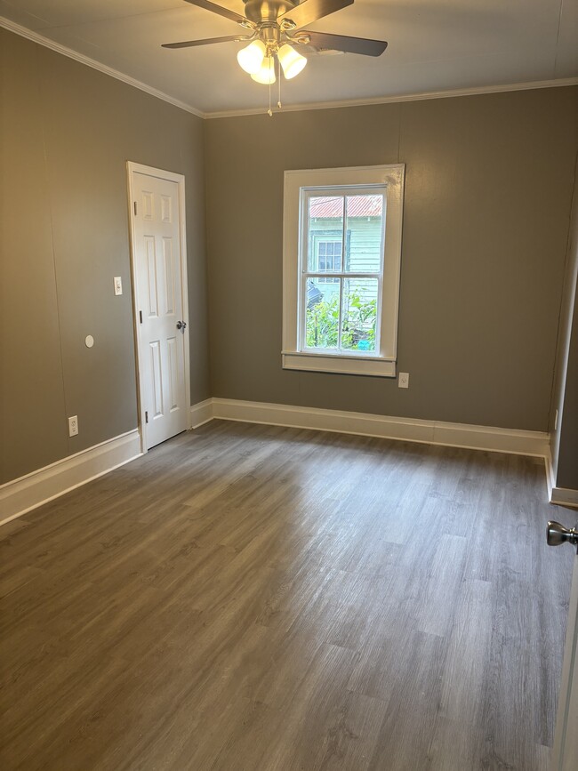 Building Photo - 446 Carver St