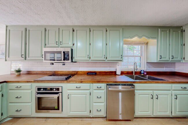 Building Photo - 5629 Southern Pines Ct