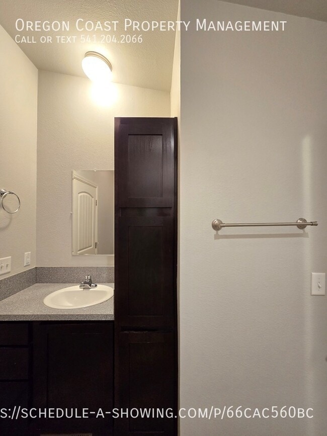 Building Photo - 15 N Hillside Dr