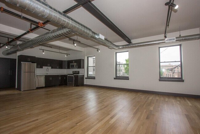 Building Photo - 190 Christopher Columbus Dr