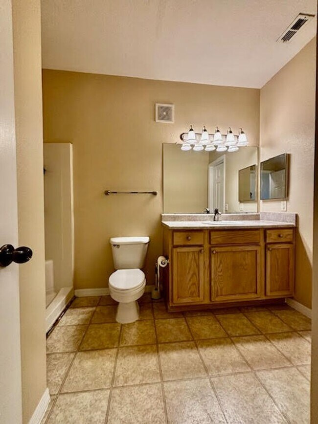 Building Photo - Awesome 3/2 Condo w/ a garage Gate Parkway...