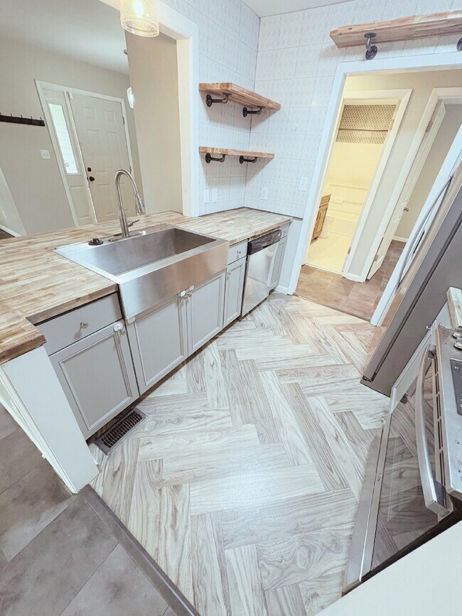 Building Photo - Open ranch home on a culdesac