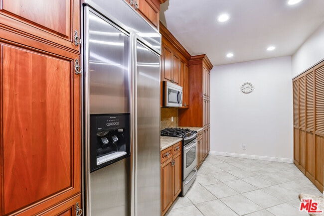 Building Photo - 11755 Montana Ave