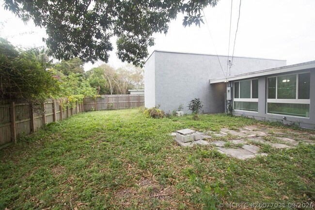 Building Photo - 1650 NE 44th St