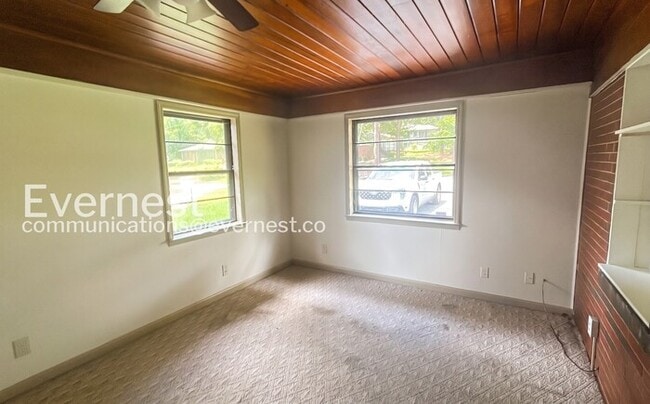 Building Photo - 4 Bed/2 Bath Home with Carport / Pet-Friendly / Vouchers Accepted / Available Now!