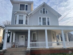 Building Photo - Two Bedroom Apartment Close to Downtown Ly...
